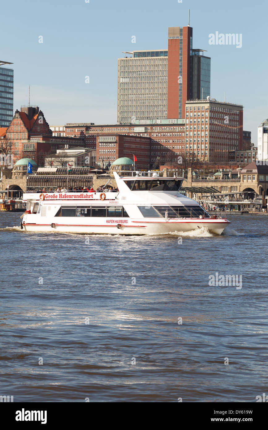 Hafen Boot Reise Schiff vergeht Landungsbrücken in Hamburg, Deutschland am 20. März 2014. Stockfoto