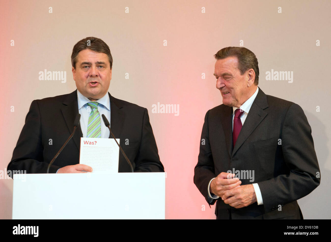 Gerhard Schroeder Und Sigmar Gabriel Beim Empfang Zum 70. Geburtstag von Gerhard Schröder Im Restaurant Sarah Wiener Im Hamburger Bahnhof. Berlin, 06.04.2014 Stockfoto