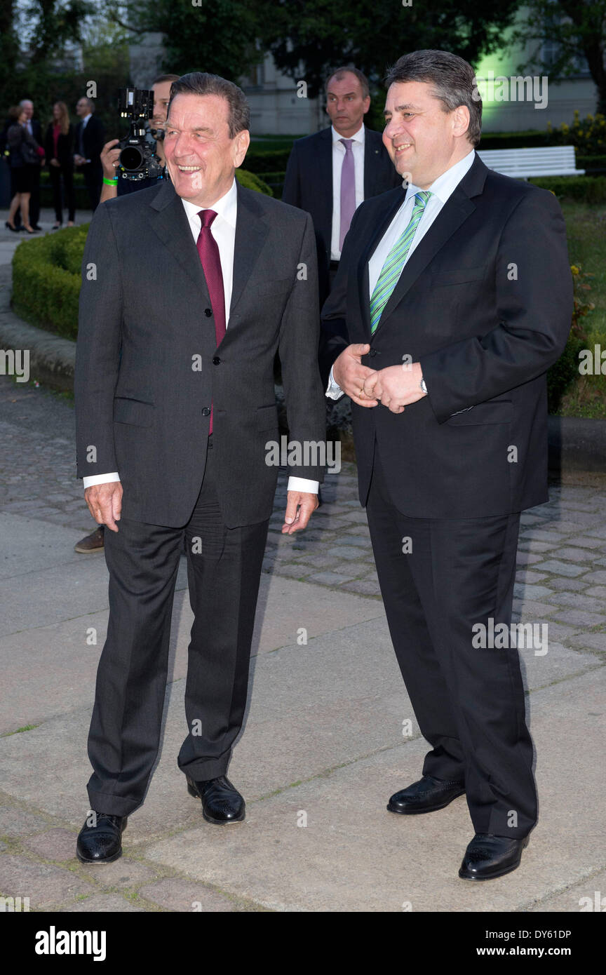 Gerhard Schroeder Und Sigmar Gabriel Beim Empfang Zum 70. Geburtstag von Gerhard Schröder Im Restaurant Sarah Wiener Im Hamburger Bahnhof. Berlin, 06.04.2014 Stockfoto