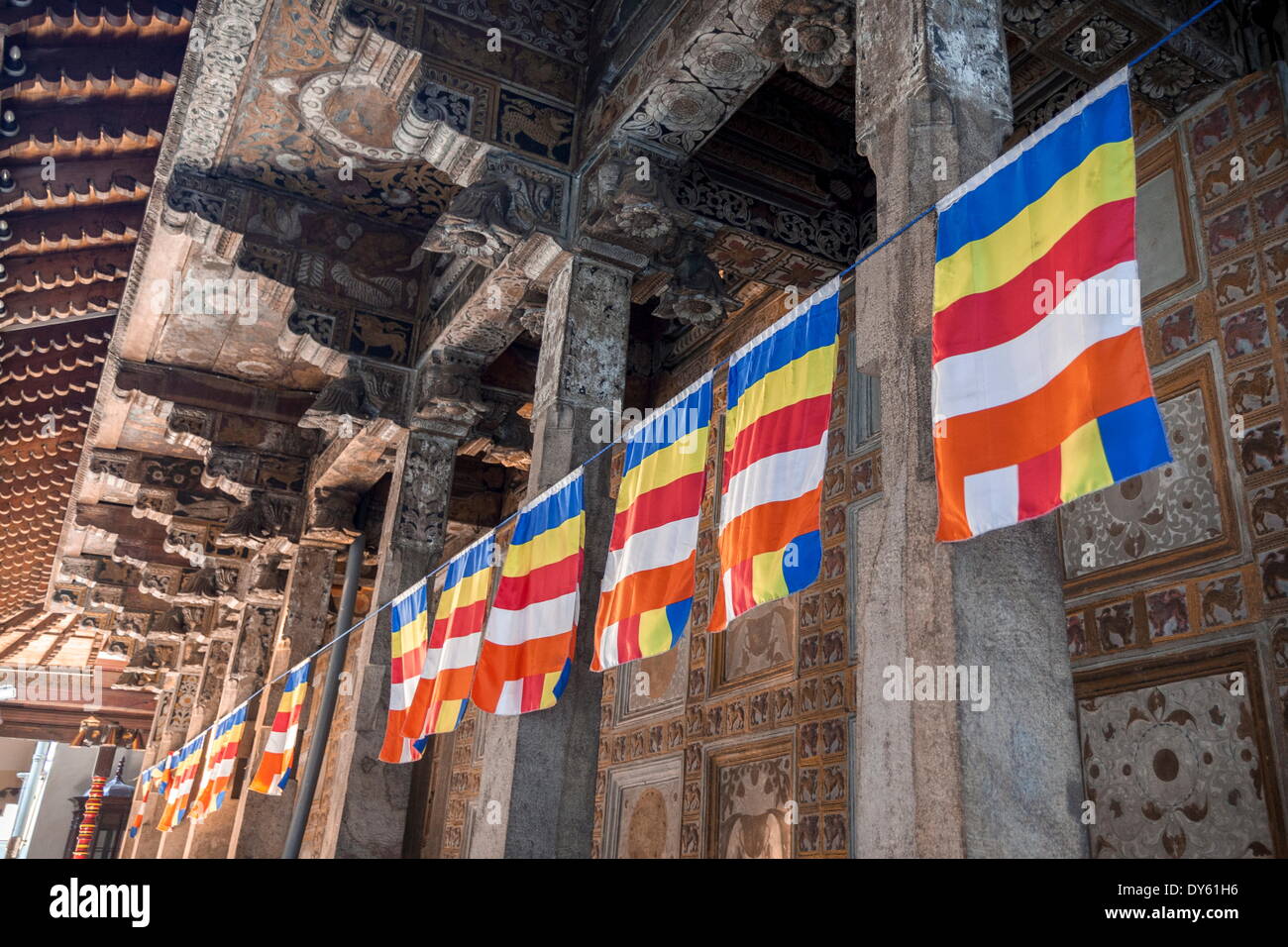 Farbenfrohen buddhistischen Fahnen schmücken Säulen, Tempel der Zahntempel, UNESCO-Weltkulturerbe, Kandy, Sri Lanka, Asien Stockfoto