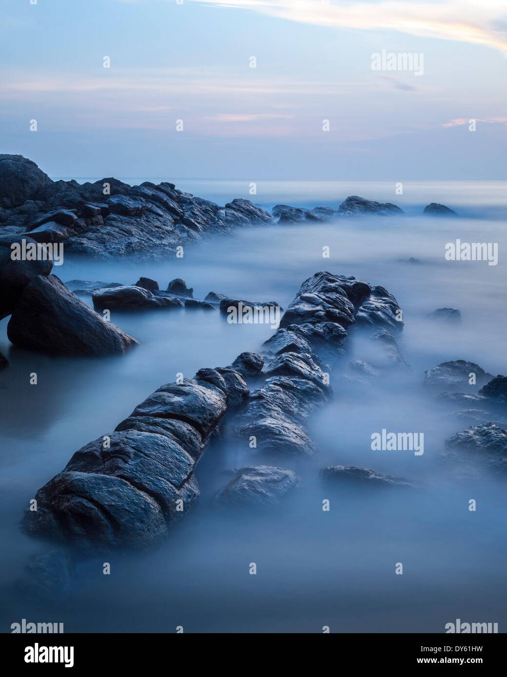 Langzeitbelichtung von Surf und Felsen bei Sonnenaufgang, Tangalle, Sri Lanka, Indischer Ozean, Asien Stockfoto
