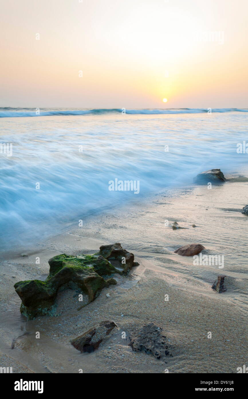 Felsen und Surf, Talpe, Sri Lanka, Indischer Ozean, Asien Stockfoto