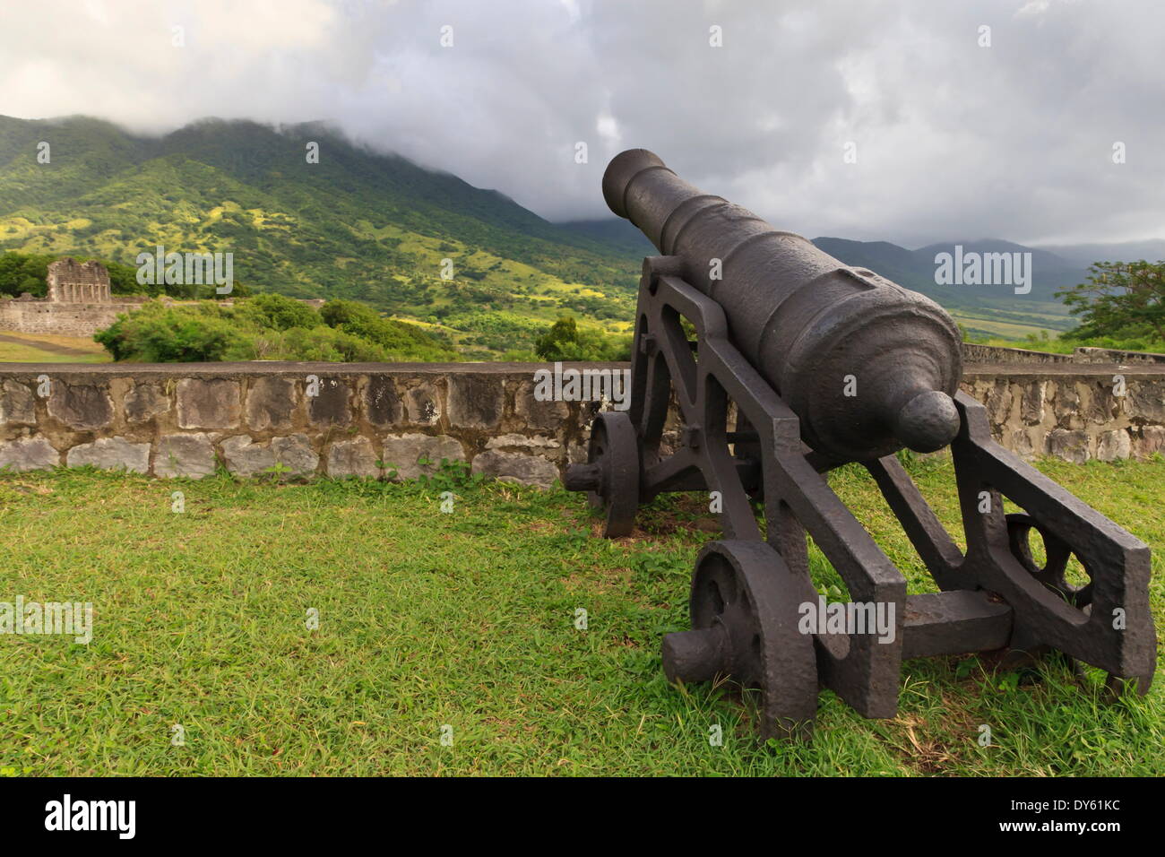 Kanone und grünen Hügeln, Brimstone Hill Fortress, St. Kitts, St. Kitts und Nevis, West Indies, Karibik, Mittelamerika Stockfoto