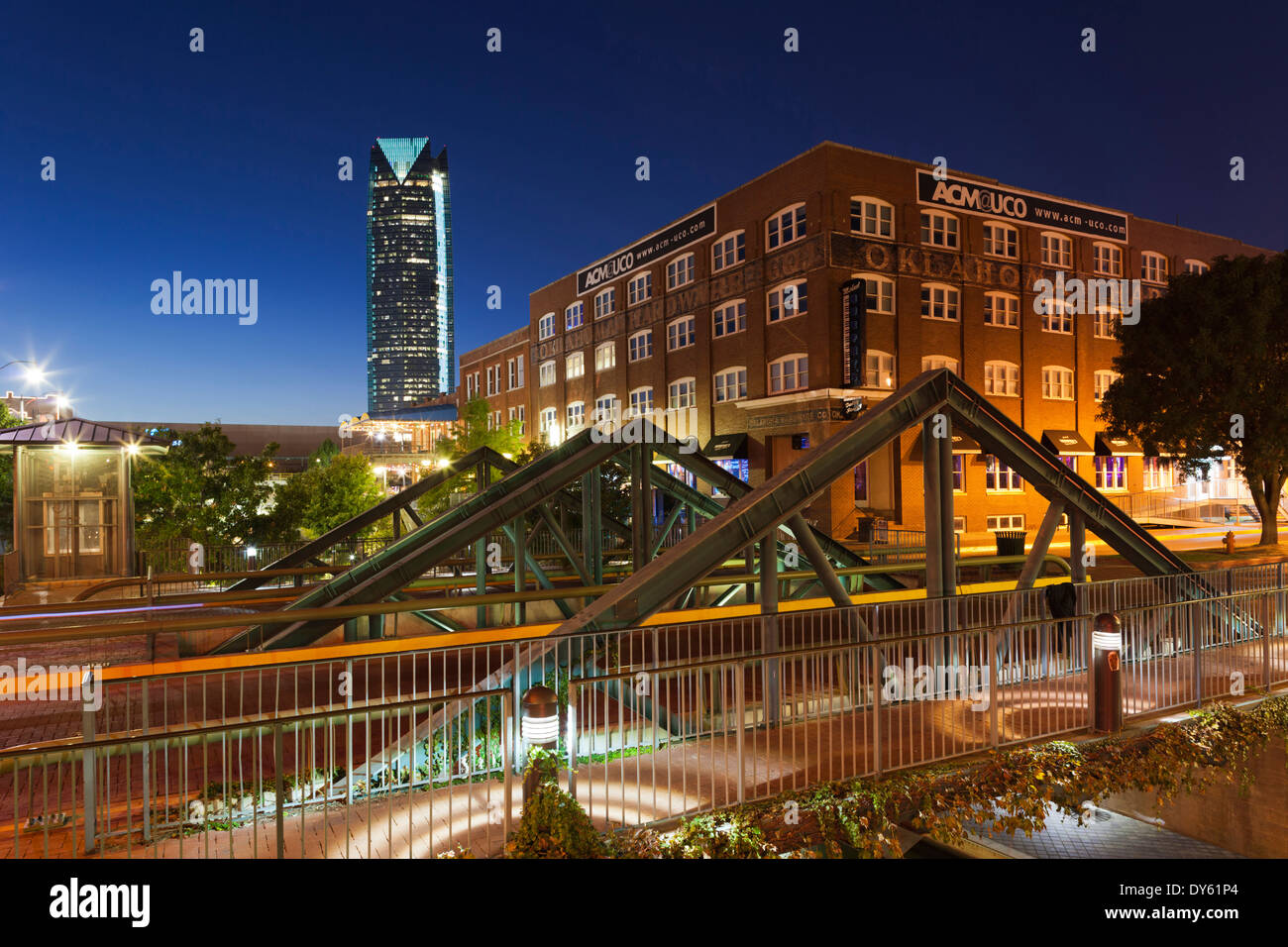USA, Oklahoma, Oklahoma City, Bricktown, Vergnügungsviertel in der Abenddämmerung Stockfoto