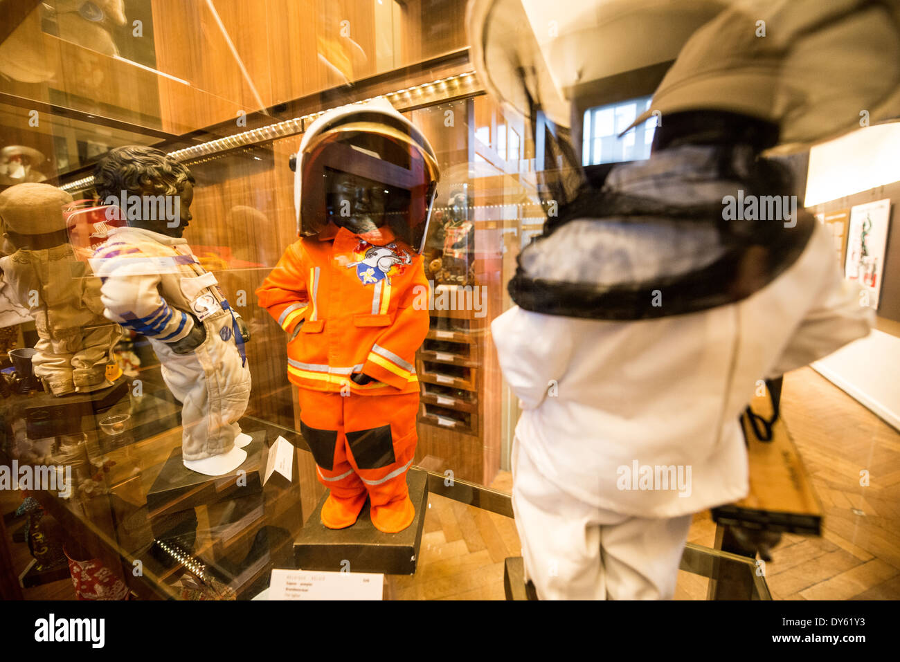 Manneken Pis Kostüme Museum der Stadt Brüssel // BRÜSSEL, Belgien — das Museum der Stadt Brüssel zeigt seine Sammlung von Kostümen für die Manneken Pis Statue, die Jahrhunderte Brüsseler Folklore repräsentieren. Diese zeremoniellen Outfits, die im Maison du ROI ausgestellt werden, sind Teil des lebendigen kulturellen Erbes der Stadt. Die Sammlung dokumentiert die lange Tradition der Ankleidung der berühmten Brunnenstatue für besondere Anlässe und Feiern. Stockfoto