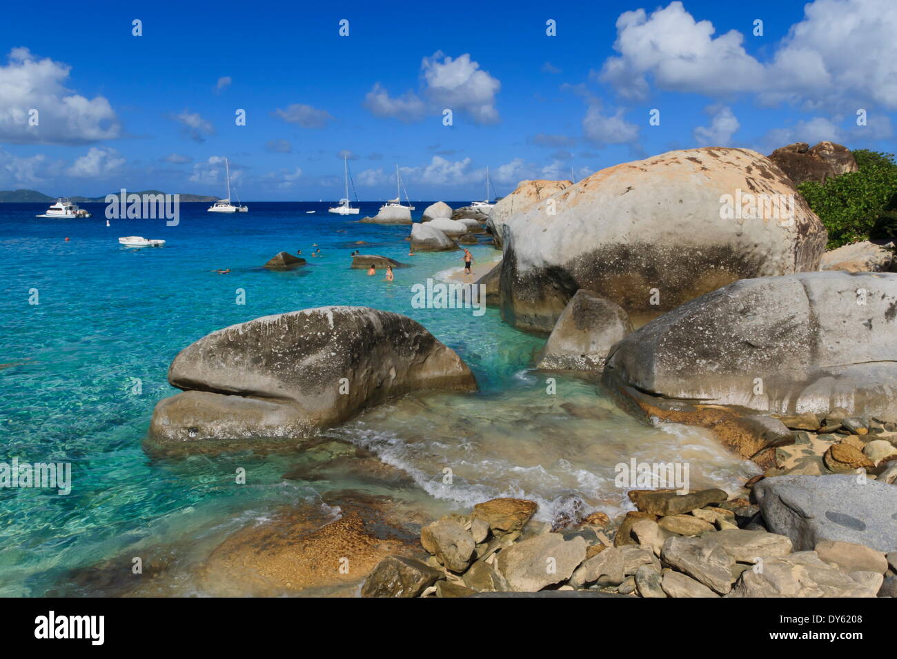 Yachten, Schwimmer und Granit-Felsen, die Bäder, Virgin Gorda, Britische Jungferninseln (BVI), West Indies, Caribbean Stockfoto