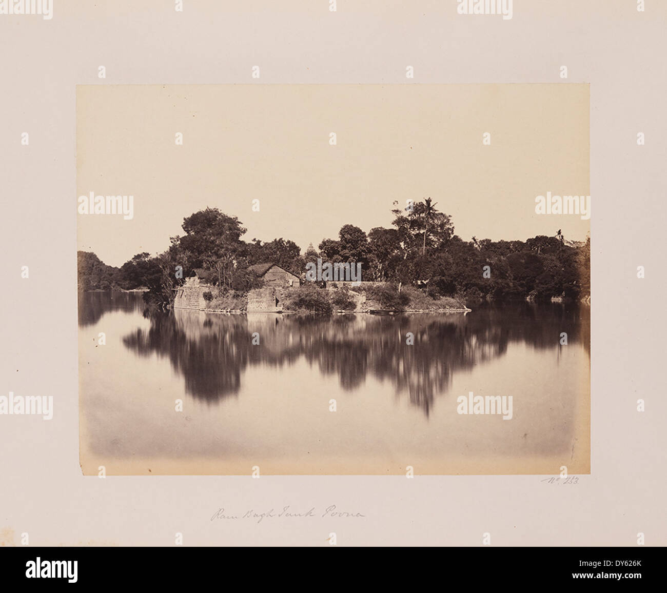 Der RAM Bagh Tank in Poona, Indien, ist ein historisches Wasserreservoir und Zisterne, umgeben von Gärten. Dieser Standort ist ein wichtiger Teil der Wasserwirtschaft und des Gartenerbes von Pune. Stockfoto