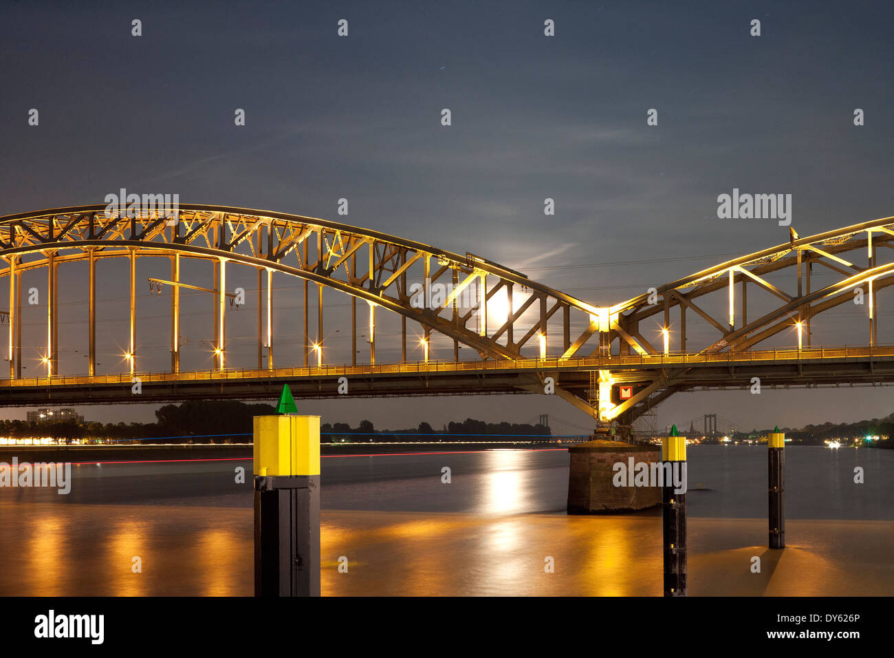 Eisenbahn-Brücke über den Fluss Rhein, Köln, Nordrhein-Westfalen, Deutschland, Europa Stockfoto