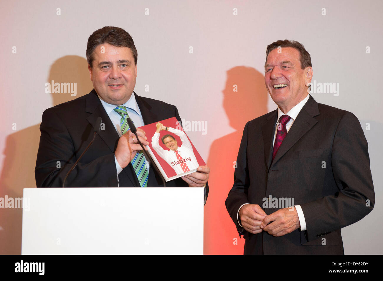 Gerhard Schroeder Und Sigmar Gabriel Beim Empfang Zum 70. Geburtstag von Gerhard Schröder Im Restaurant Sarah Wiener Im Hamburger Bahnhof. Berlin, 06.04.2014 Stockfoto