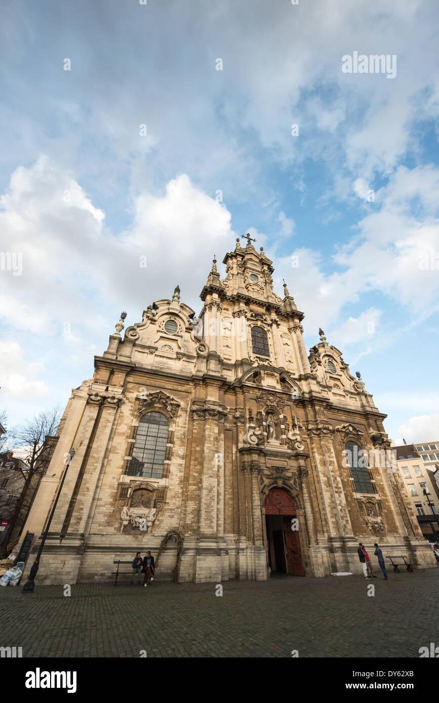 Kirche des Heiligen Johannes des Täufers Fassade Brüssel Belgien // BRÜSSEL, Belgien — die Kirche des Heiligen Johannes des Täufers in der Béguinage präsentiert ein klassisches Beispiel der flämischen Barockarchitektur des 17. Jahrhunderts. Die imposante Fassade der Kirche, die 1676 fertiggestellt wurde, zeigt charakteristische Elemente des belgischen Kirchendesigns. Diese römisch-katholische Kirche diente ursprünglich der Beguinage-Gemeinde Notre-Dame de la Vigne und ist ein bedeutendes Beispiel für religiöse Architektur in Brüssel. Stockfoto