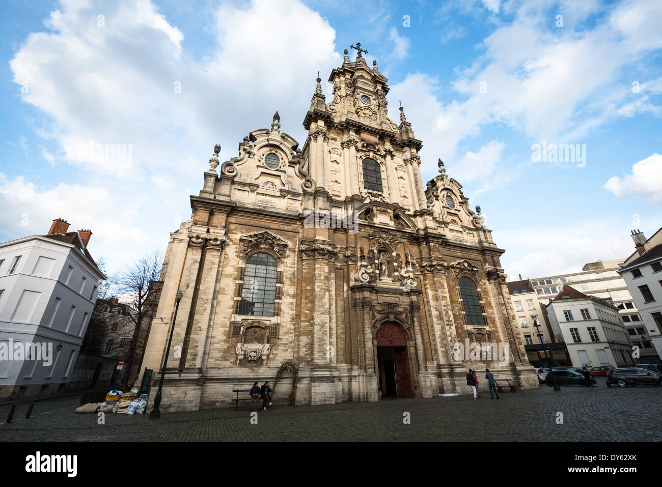 Kirche des Heiligen Johannes des Täufers Brüssel // BRÜSSEL, Belgien — die Kirche des Heiligen Johannes des Täufers in der Béguinage stellt ein klassisches Beispiel der flämischen Barockarchitektur des 17. Jahrhunderts dar. Die imposante Fassade der Kirche, die 1676 fertiggestellt wurde, zeigt charakteristische Elemente des belgischen Kirchendesigns. Diese römisch-katholische Kirche diente ursprünglich der Beguinage-Gemeinde Notre-Dame de la Vigne und ist ein bedeutendes Beispiel für religiöse Architektur in Brüssel. Stockfoto