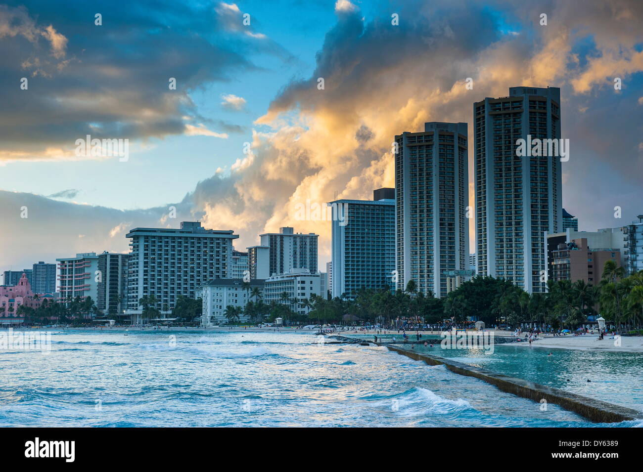 Am späten Nachmittag Licht über die high-Rise Hotels Waikiki Beach, Oahu, Hawaii, Vereinigte Staaten von Amerika, Pazifik Stockfoto