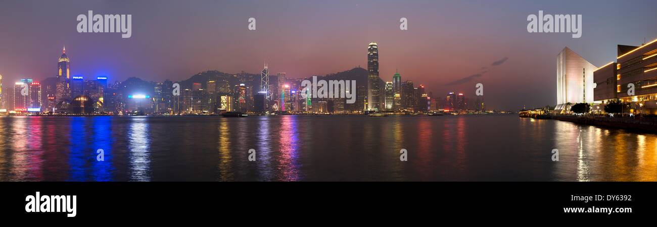 Blick über den Victoria Harbour auf Hong Kong Island und The Peak bei Dämmerung, Hong Kong, China, Asien Stockfoto