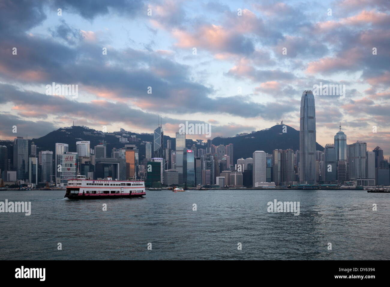 Blick über den Victoria Harbour auf Hong Kong Island und The Peak bei Dämmerung, Hong Kong, China, Asien Stockfoto