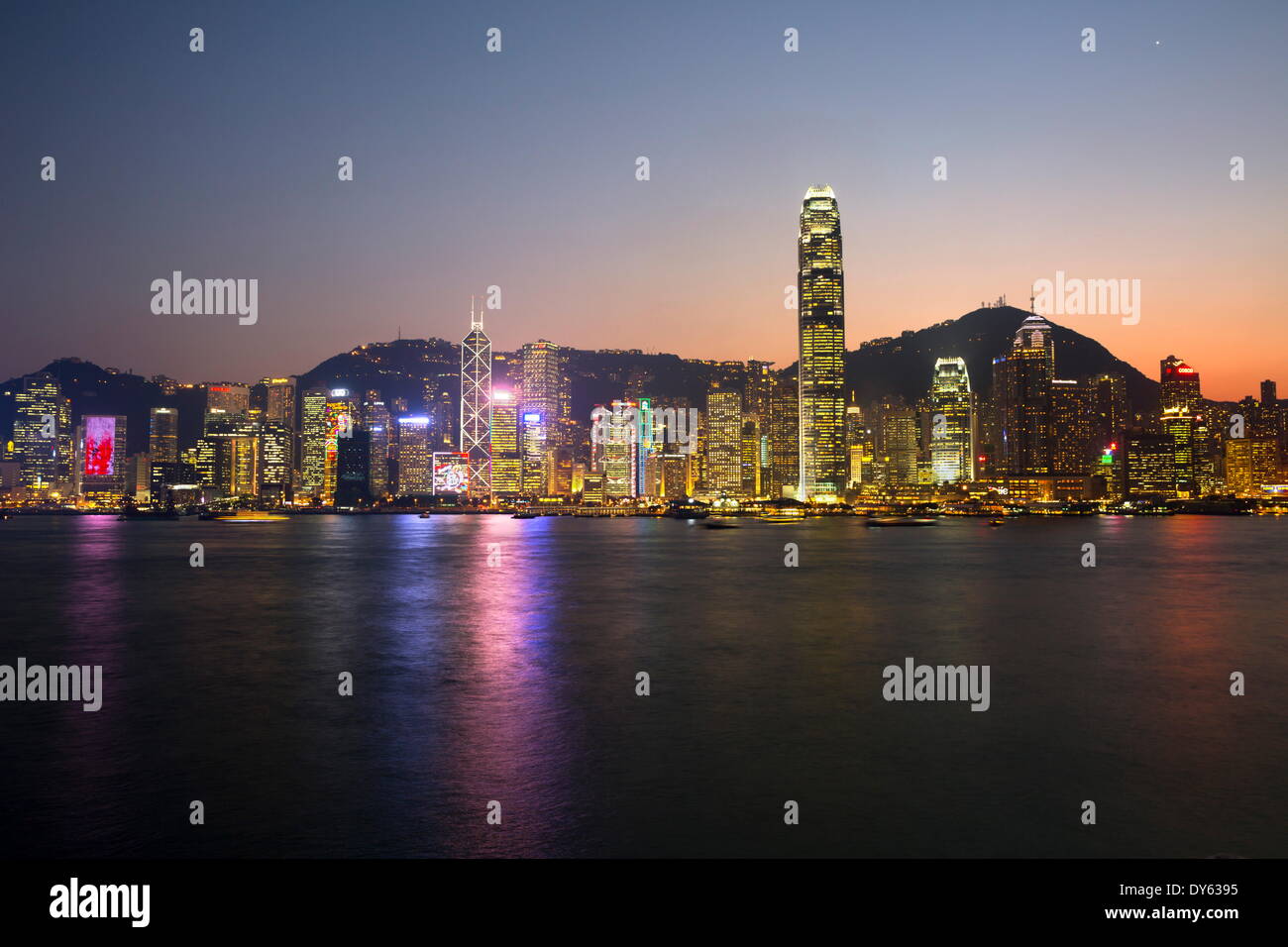 Blick über den Victoria Harbour auf Hong Kong Island und The Peak bei Dämmerung, Hong Kong, China, Asien Stockfoto