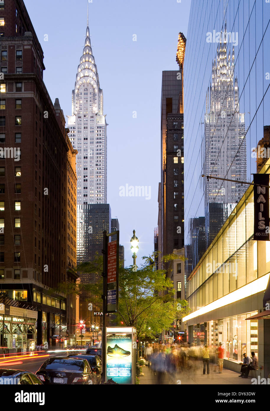 A view down 42nd Street with view of the Chrysler Building, Midtown Manhattan, New York City, New York, North America, USA Stockfoto