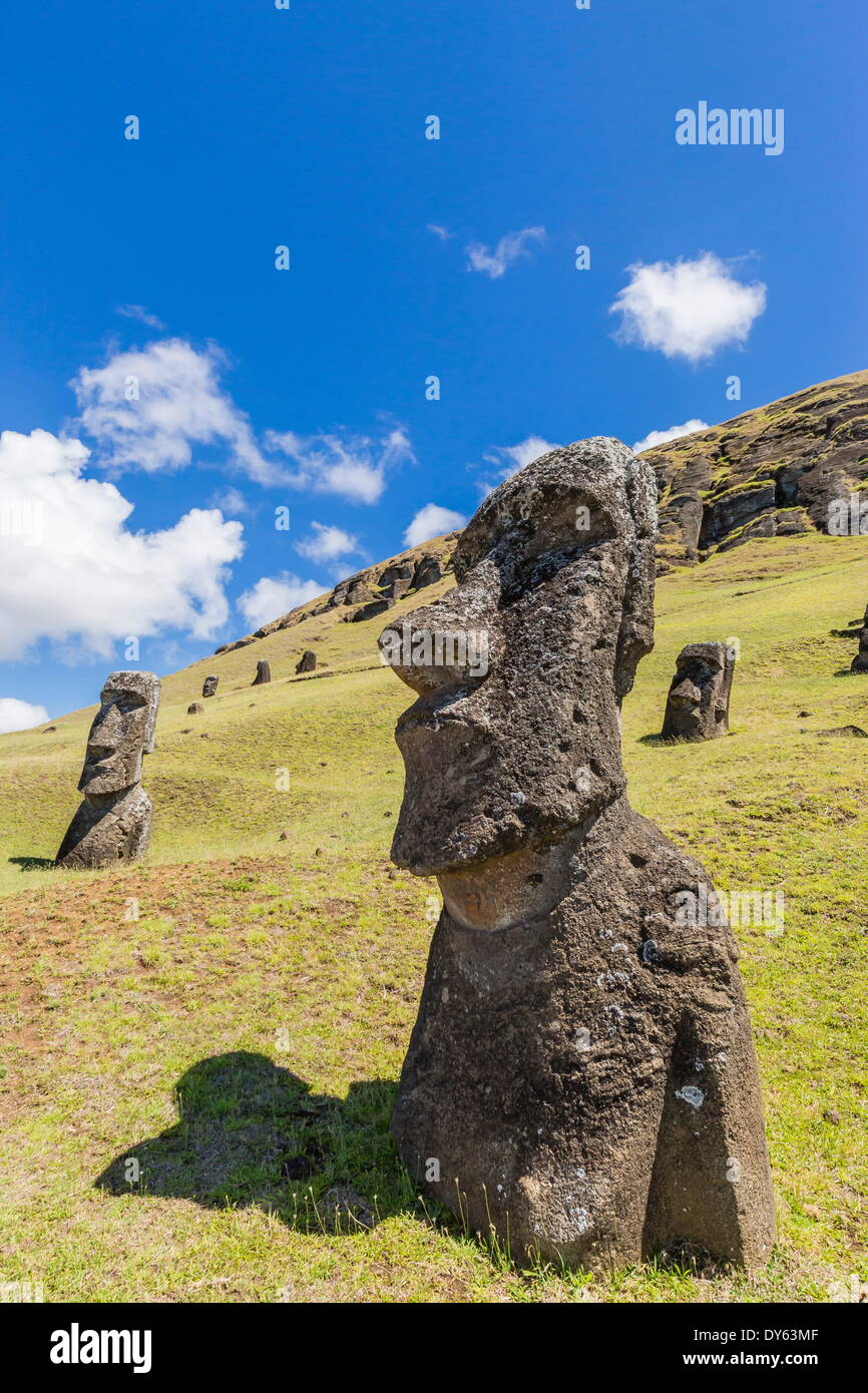 Rano Raraku, der Steinbruch für alle Moai Statuen auf den Osterinseln (Isla de Pascua) (Rapa Nui), der UNESCO, Chile Stockfoto