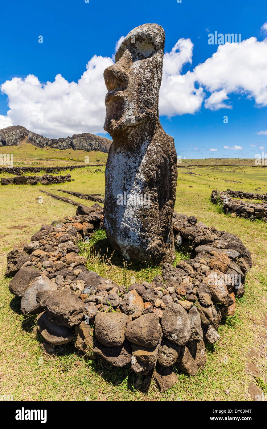 Moai-Statue bewacht den Eingang am restaurierten Kultstätte der Ahu Tongariki auf Osterinsel (Rapa Nui), der UNESCO, Chile Stockfoto