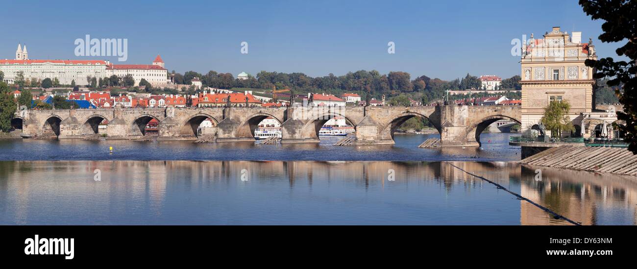 Panoramablick auf der Moldau mit Karlsbrücke und Burgviertel mit Königspalast, der UNESCO, Prag, Tschechische Republik Stockfoto