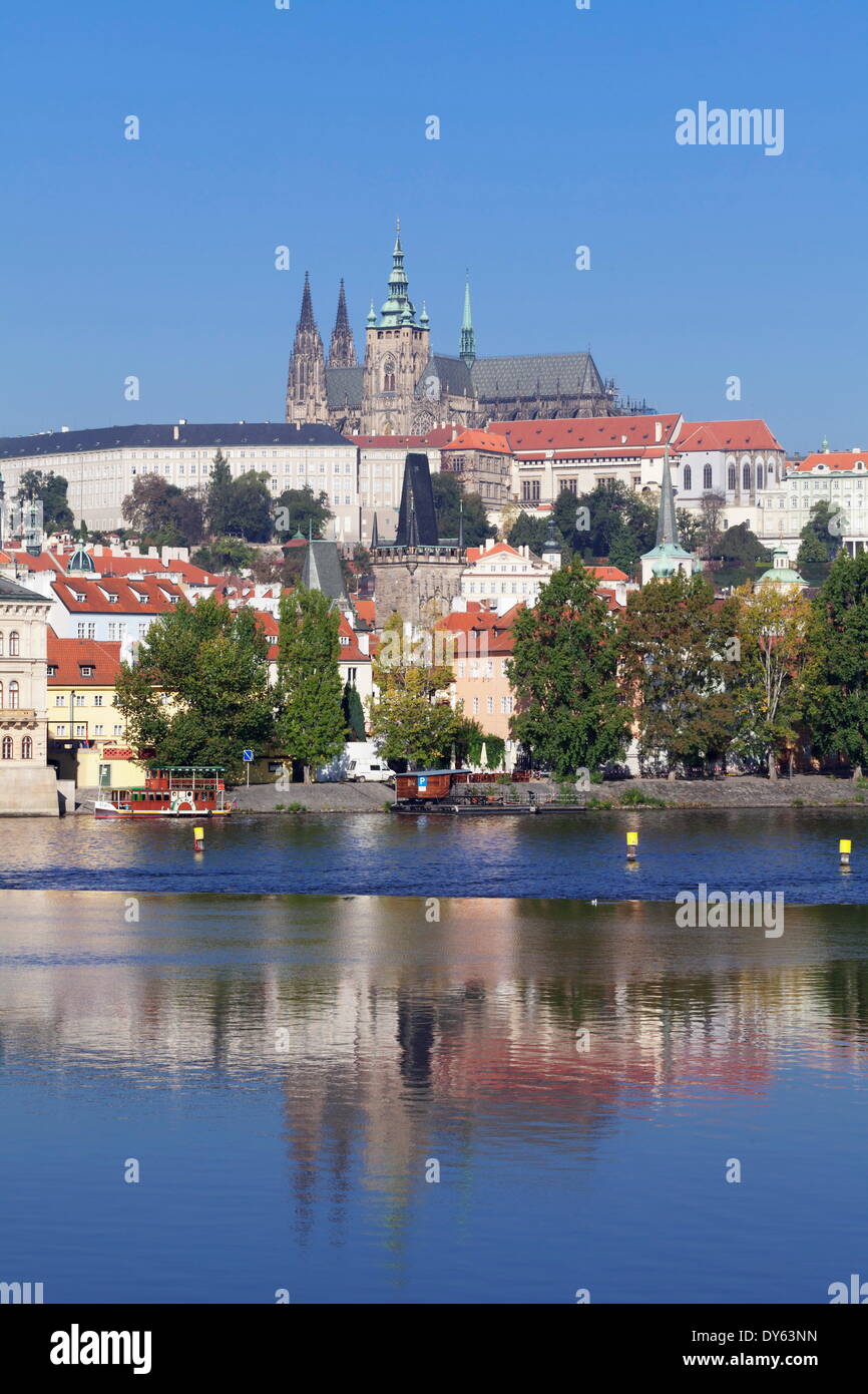 Blick über die Moldau, das Burgviertel mit St.-Vitus-Kathedrale und Königspalast, der UNESCO, Prag, Tschechische Republik Stockfoto