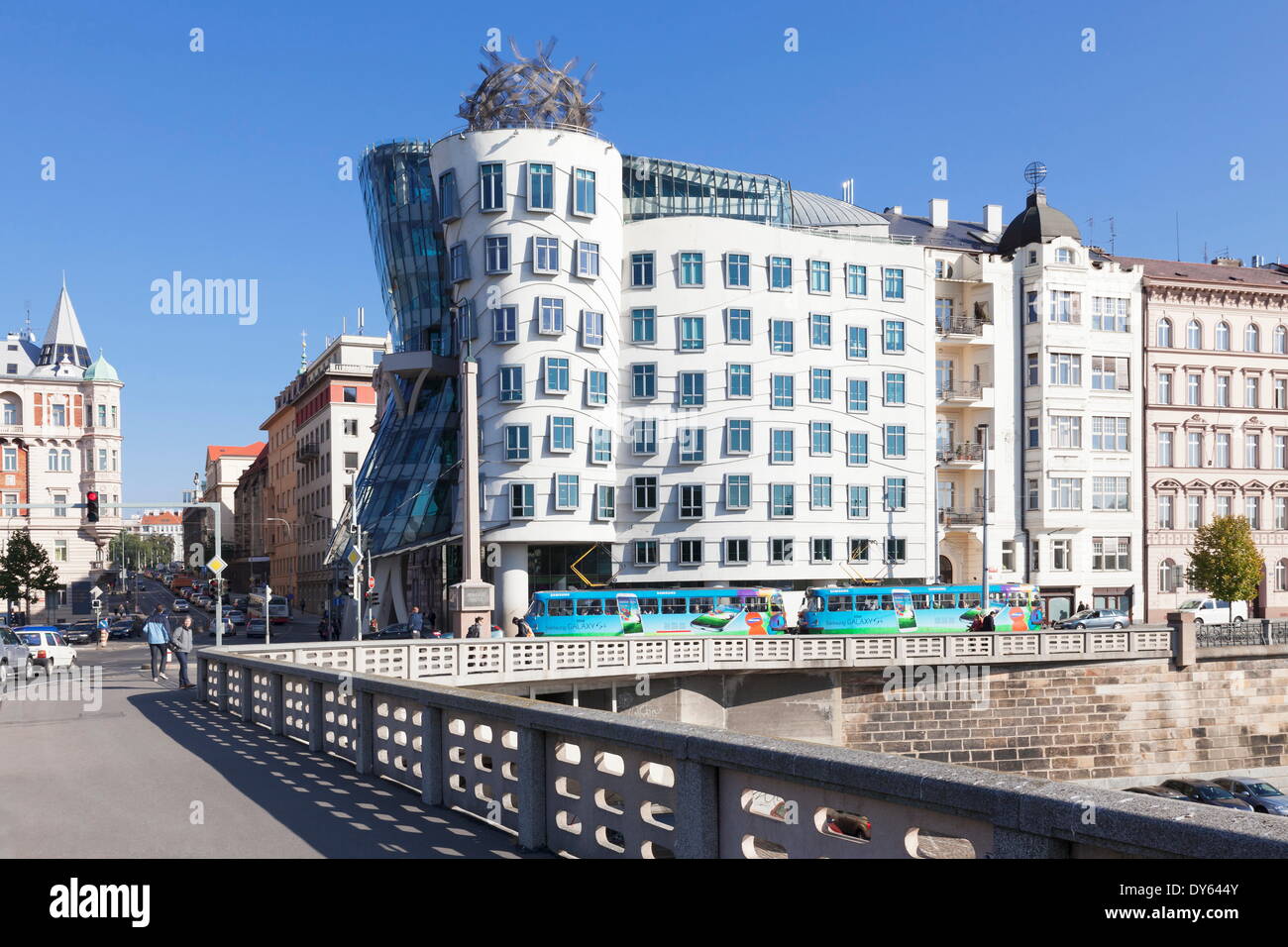 Straßenbahn vor das Tanzende Haus (Ginger und Fred) von Frank Gehry, Prag, Böhmen, Tschechische Republik, Europa Stockfoto