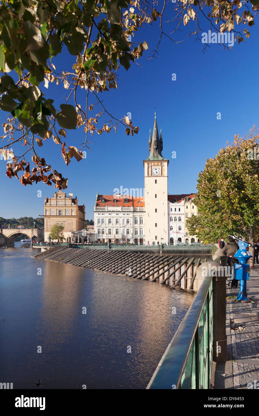 Blick über die Moldau Smetana Museum und Karlsbrücke, Prag, Böhmen, Tschechische Republik, Europa Stockfoto