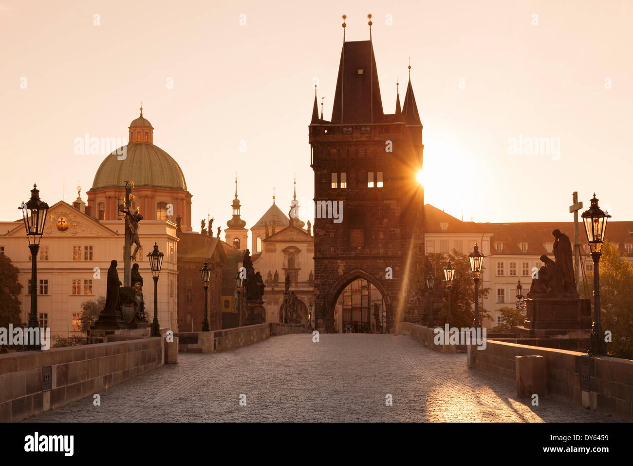 Altstädter Brückenturm und Karlsbrücke bei Sonnenaufgang, UNESCO-Weltkulturerbe, Prag, Böhmen, Tschechische Republik, Europa Stockfoto