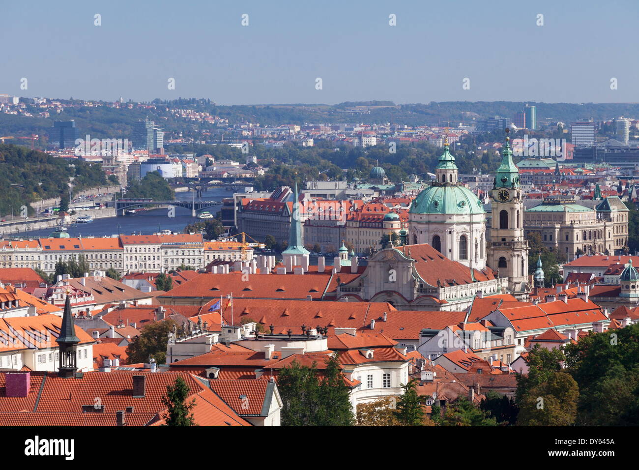 Blick vom Burgviertel in Mala Strana mit Dom und Turm der St.-Nikolaus-Kirche und Vltava (Moldau), Prag, Tschechische Republik Stockfoto