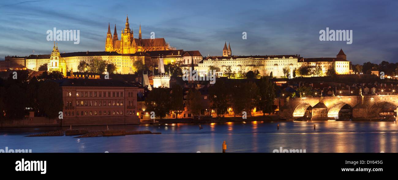 Blick auf Moldau zur Karlsbrücke und das Burgviertel, der UNESCO, Prag, Böhmen, Tschechische Republik Stockfoto