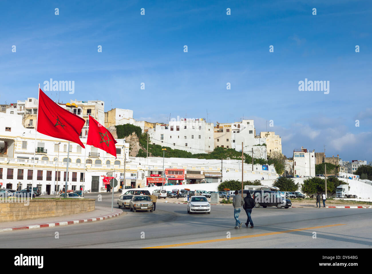 Tanger, Marokko - 22. März 2014: Gewöhnliche Morgen mit Wandern Menschen und warten Taxis auf der Place De La Marche Verte Stockfoto