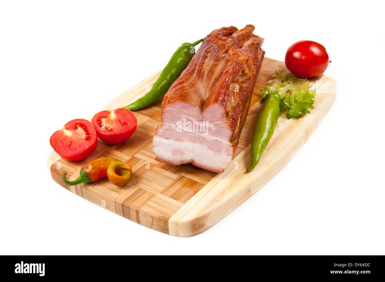 Anordnung mit Fleisch geräucherten Speck, Tomaten und Paprika auf Schneidebrett Stockfoto