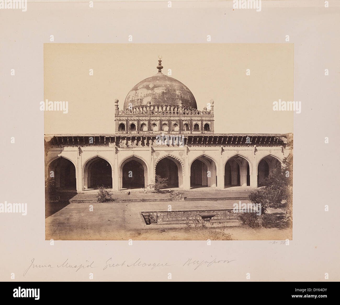 Juma Masjid, auch bekannt als die große Moschee in Beejapoor (Beejapore), Indien, ist eine historische Moschee aus dem 16. Jahrhundert. Die Moschee ist bekannt für ihre beeindruckende Architektur, große Zisternen und Wassertanks für Reservoirs. Stockfoto