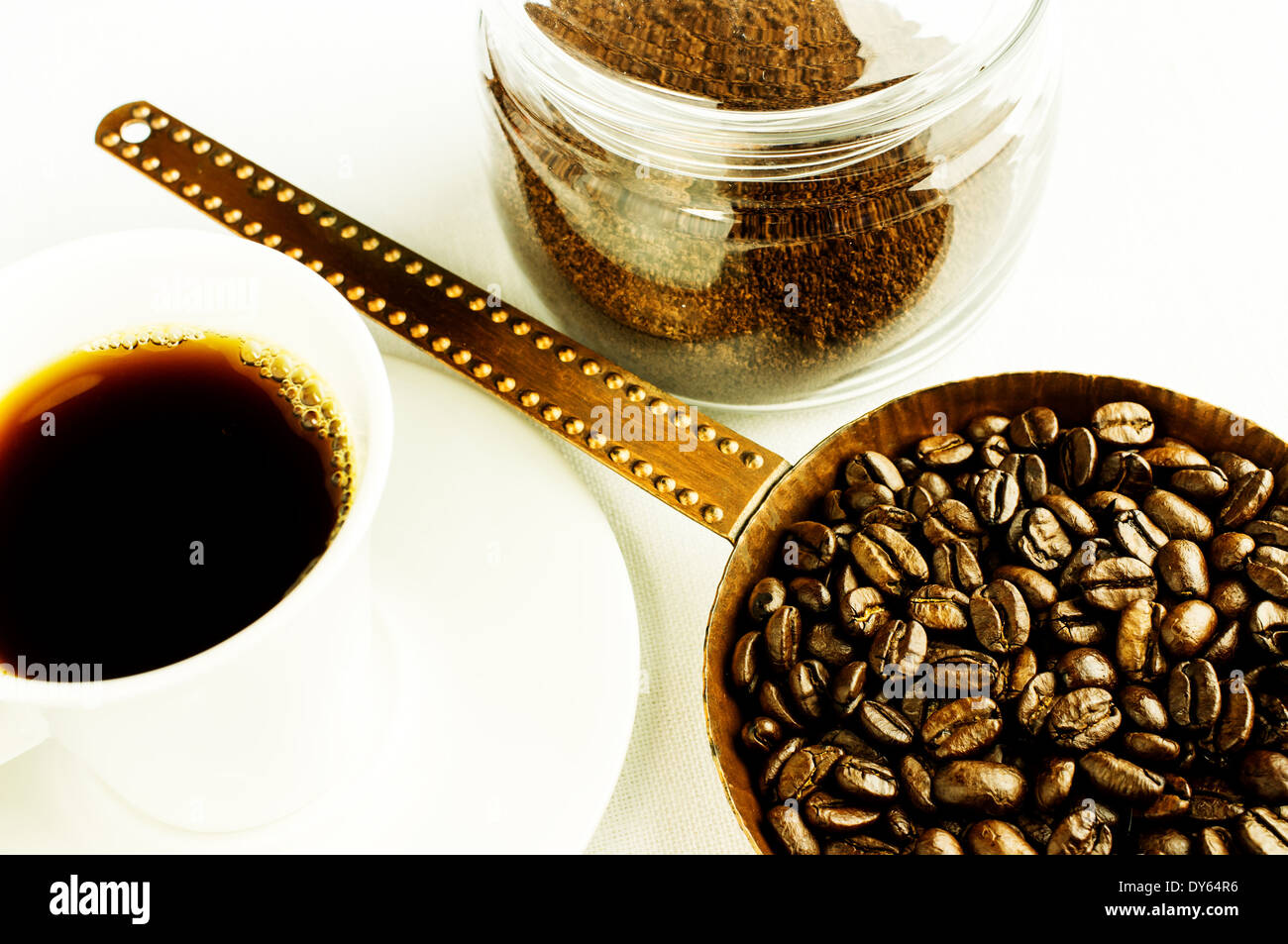 Kaffeebohnen in eine alte Kupfer Pfanne. Gemahlenen Kaffee in ein Glas.  Löslicher Kaffeetasse Stockfotografie - Alamy