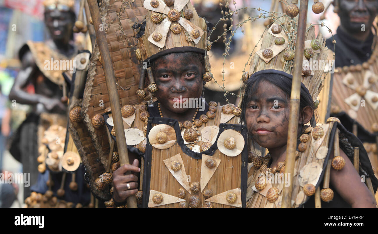 Zwei Kinder mit schwarz verschmierten Gesichtern, Ati-Atihan Festival, Kalibo, Aklan, westlichen Visayas Region, Insel Panay, Philippinen Stockfoto