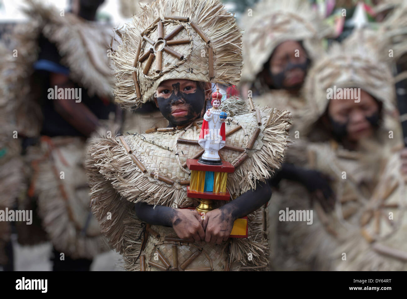 Junges Mädchen hält ein Santo Nino Figur, Ati-Atihan Festival, Kalibo, Aklan, westlichen Visayas Region, Insel Panay, Philippinen Stockfoto