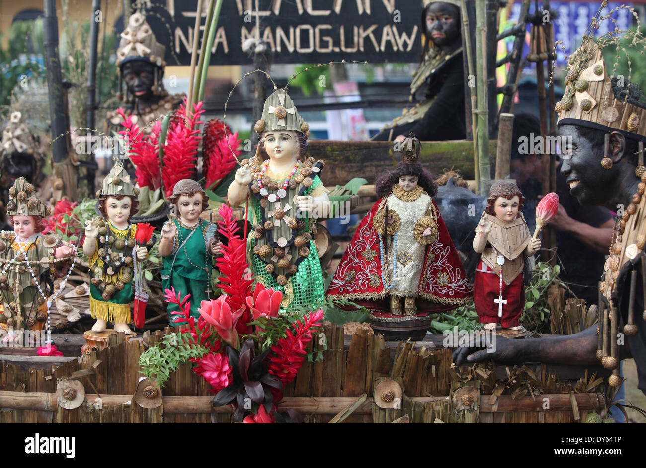 Schwarzer konfrontiert Mann mit heiligen Figuren und Puppen, Ati-Atihan Festival, Kalibo, Aklan, Western Visayas Region, Insel Panay, Philip Stockfoto