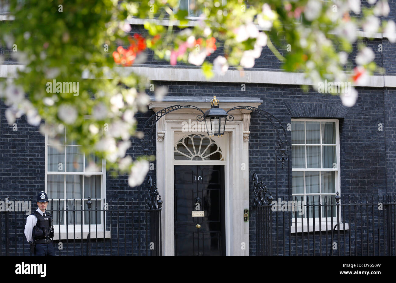 Großbritannien, London: Number 10 Downing Street, Heimat des britischen Premierministers, ist an einem sonnigen Tag in London abgebildet. Stockfoto