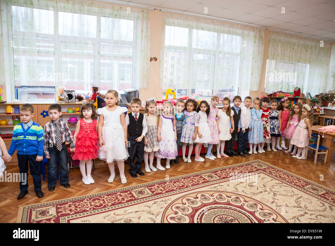 Raum für eine Gruppe in einem Kindergarten mit Kindern in der Schlange