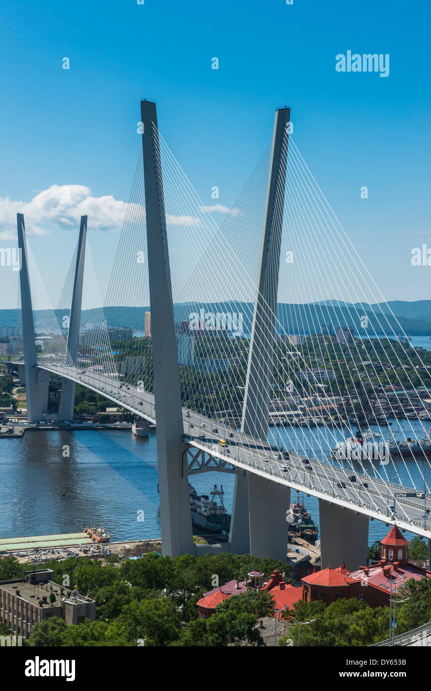 Blick über Wladiwostok und die neue Zolotoy Brücke aus Adlers Nest montieren, Wladiwostok, Russland, Eurasien Stockfoto
