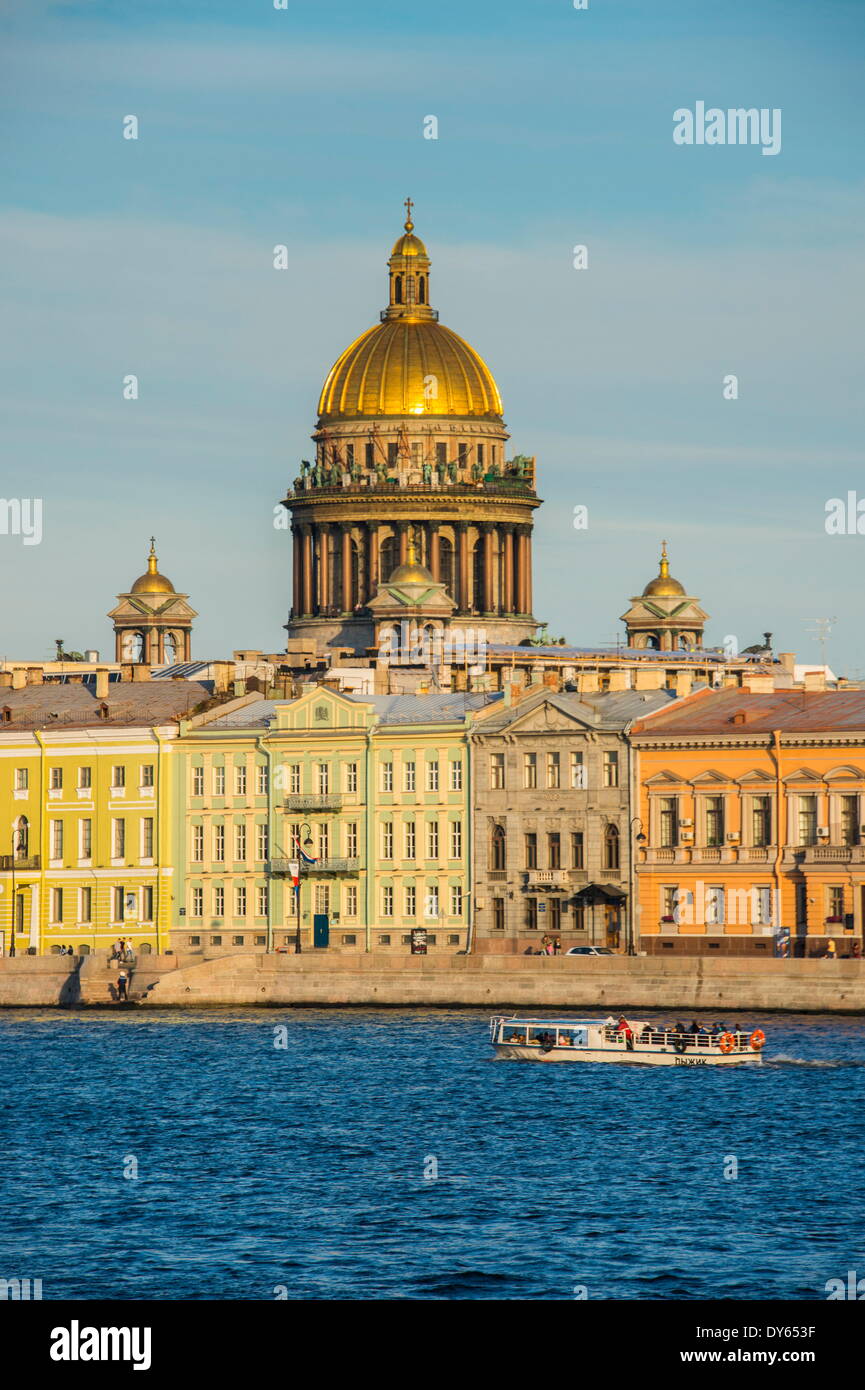 Stadt Zentrum von St. Petersburg aus der Newa bei Sonnenuntergang mit der St. Isaaks-Kathedrale im Hintergrund, Russland, Europa Stockfoto