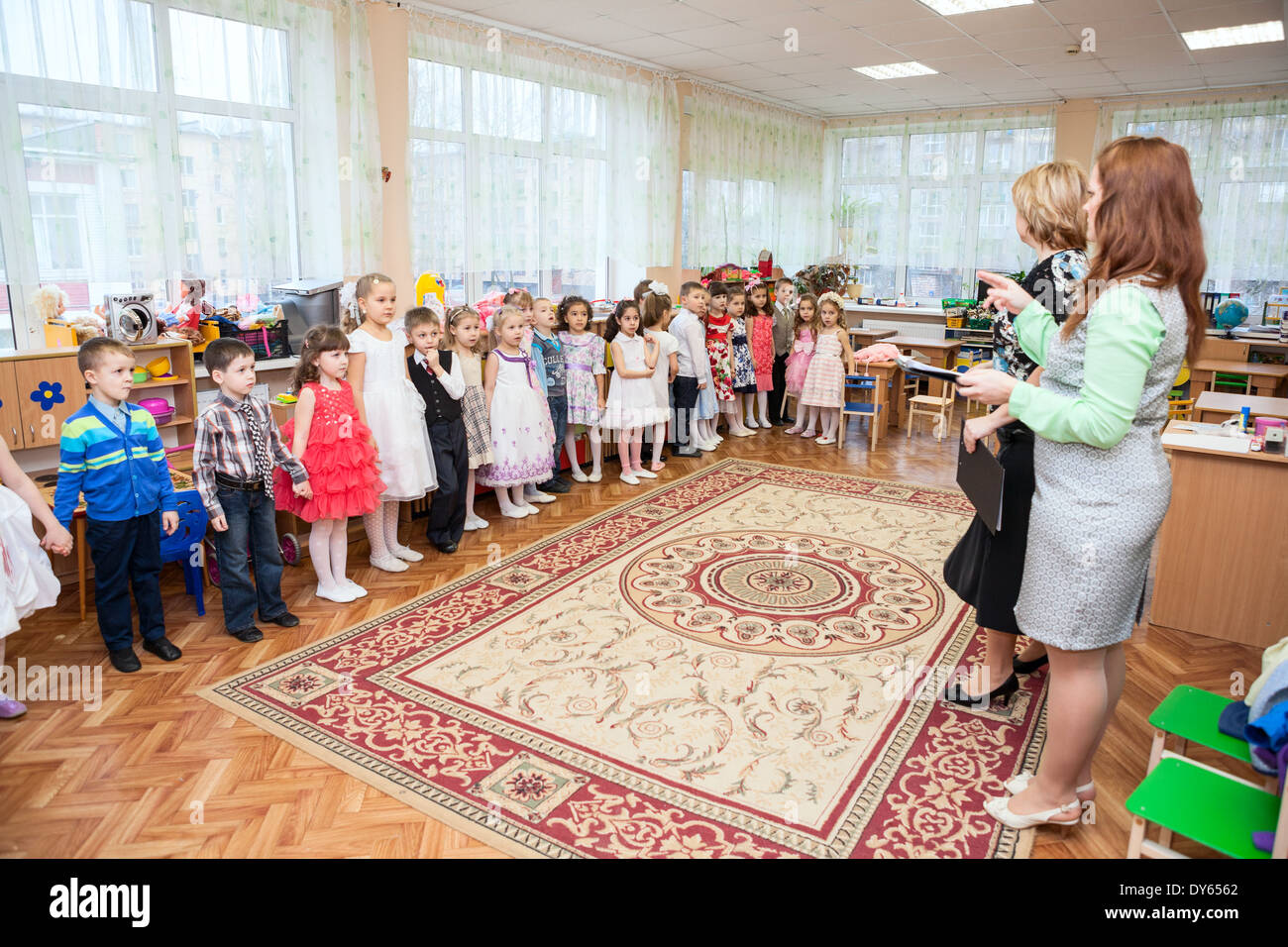 Raum für eine Gruppe in einem Kindergarten mit Kindern in der Schlange