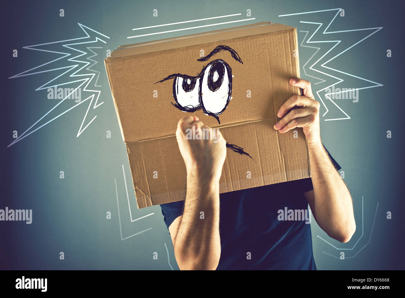 Mann mit Karton auf den Kopf und Doodle Zeichnung wütendes Gesicht. Verärgerter Mann beginnt einen Kampf. Stockfoto