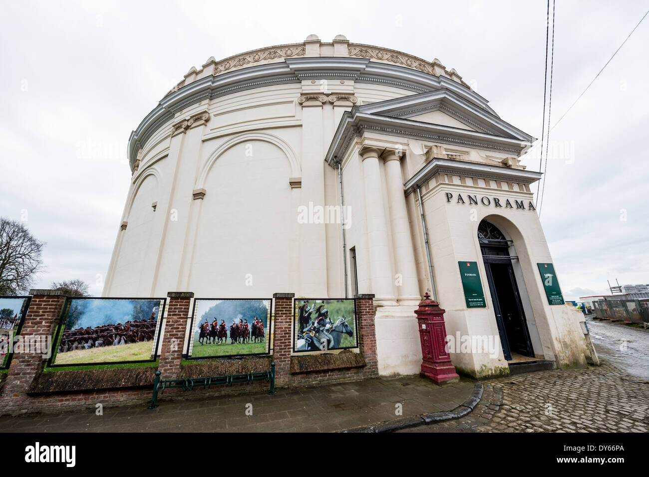 WATERLOO, Belgien — das Panorama der Schlacht von Waterloo, erbaut 1912, beherbergt ein monumentales 360-Grad-Gemälde, das das Schlachtfeld am 18. Juni 1815 um 18.00 Uhr darstellt. Die 110 Meter lange und 12 Meter hohe Leinwand wurde von Louis Dumoulin und einem Team französischer Militärkünstler entworfen und bietet eine lebensechte Darstellung der historischen Schlacht. Dieses seltene, noch erhaltene Panoramagebäude steht als klassifiziertes Denkmal in der Nähe des Löwenhügels. Stockfoto