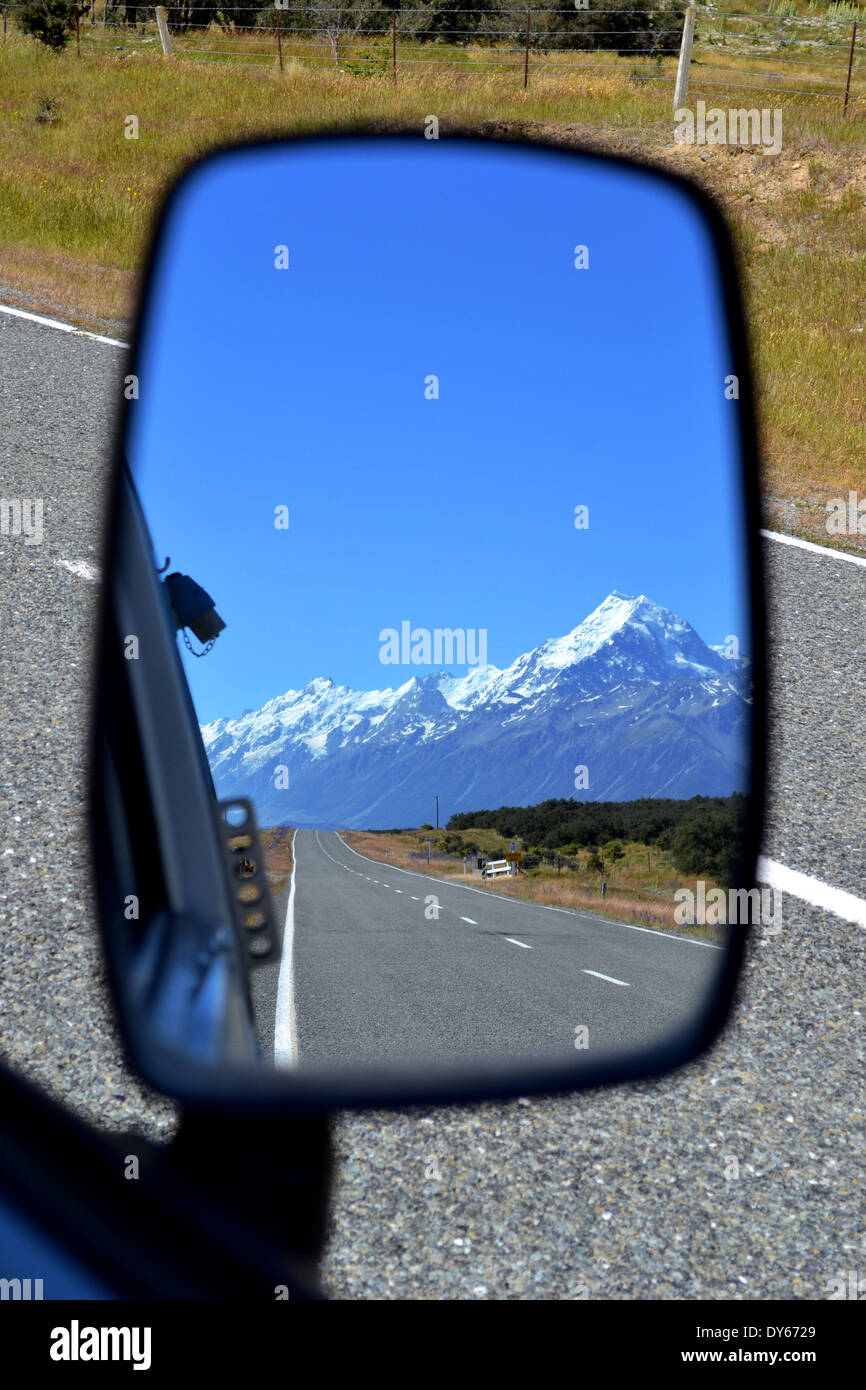 Reflexion von Mount Cook und der Weg dorthin in einem Campervan-Außenspiegel Stockfoto