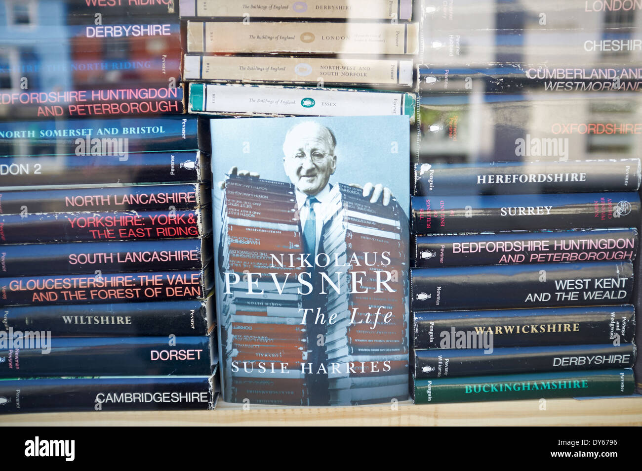 Nikolaus Pevsner The Life von Susie Harries im Fenster eine Buchhandlung Stockfoto