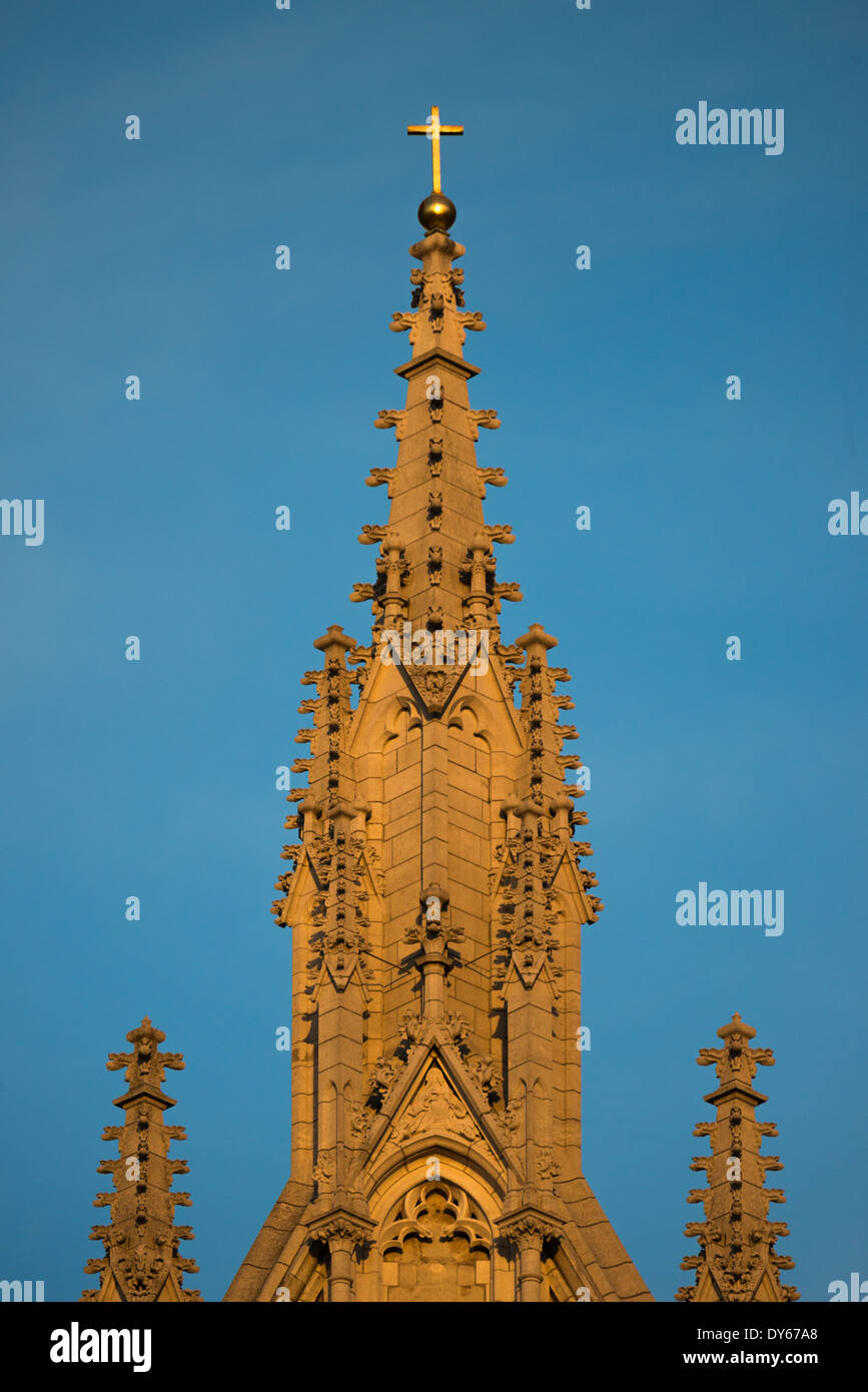 BRÜSSEL, Belgien – die Kathedrale von St. Michael und St. Gudula, das auf einem Hügel im Zentrum Brüssels steht, stammt aus dem 13. Jahrhundert, obwohl sich dort mindestens seit dem 11. Jahrhundert eine Kirche befindet. Es ist die nationale Kathedrale Belgiens und Ort der königlichen Krönungen und Hochzeiten. Stockfoto