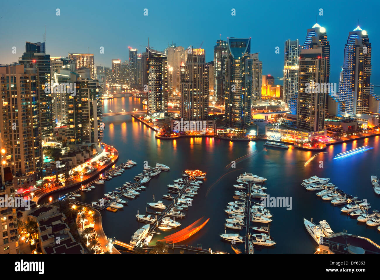 neue Dubai oder Dubai Marina am Abend Stockfoto