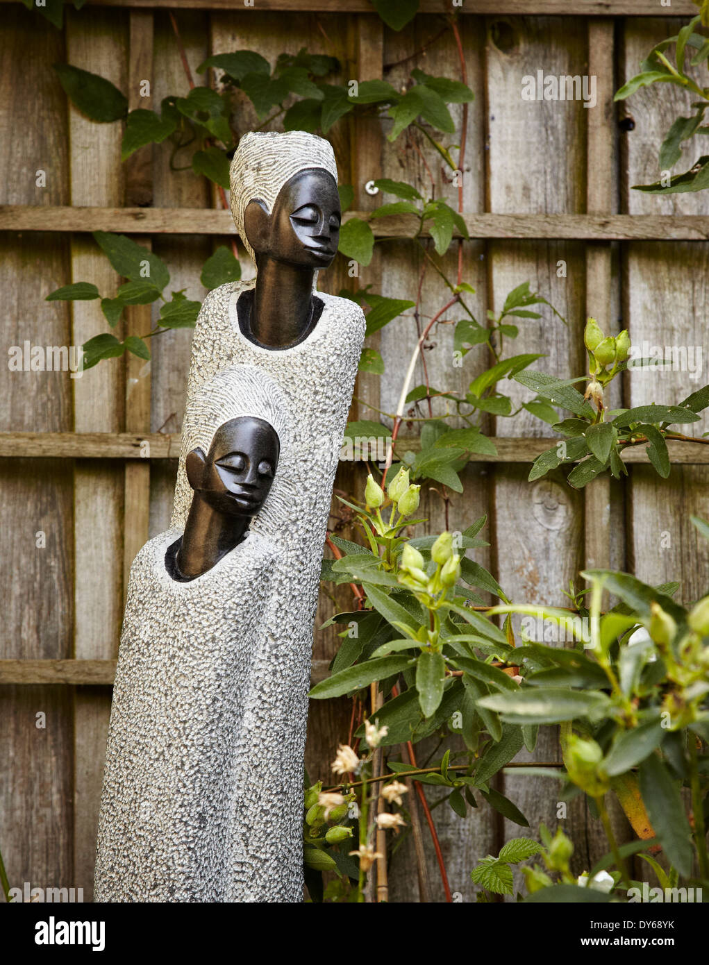 ein Close Up von einem afrikanischen schwarzen und grauen Skulptur aus Stein Stockfoto