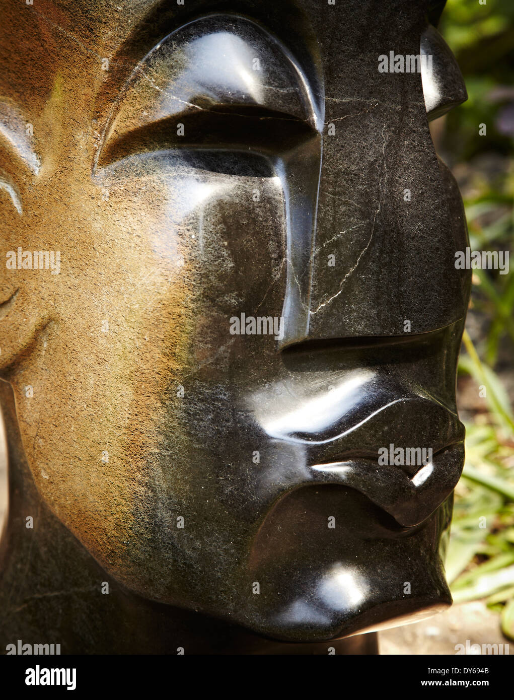 ein Close Up von einem afrikanischen schwarzen und braunen Skulptur aus Stein Stockfoto