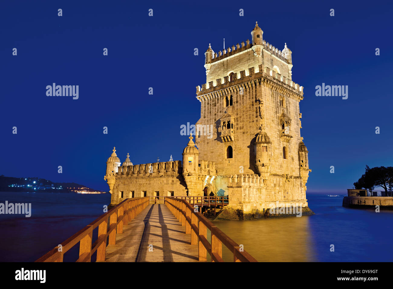 Portugal, Lissabon: Nächtliche Blick auf historischen Torre de Belem Stockfoto